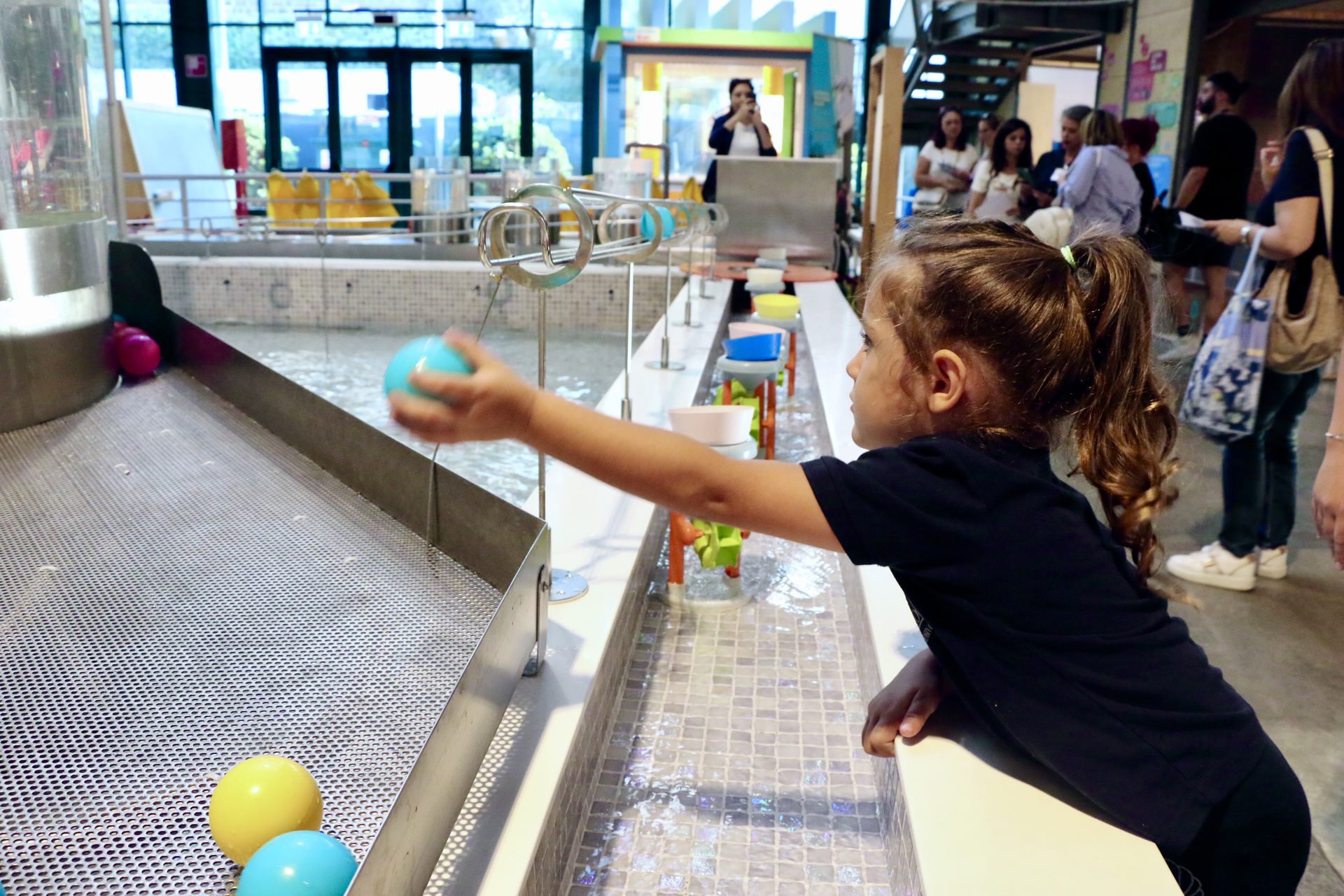 Bambini che giocano e imparano al museo Explora